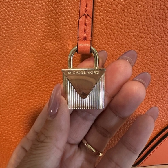 MICHAEL KORS Medium Tote Bag Purse Orange Crush Display Bag Missing Strap - Picture 6 of 9